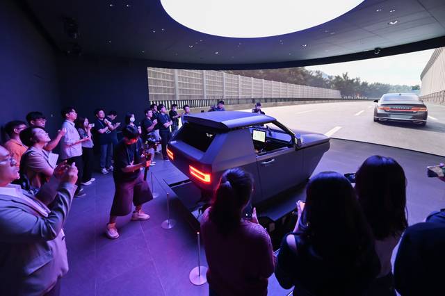 현대자동차·기아 ‘UX 스튜디오 서울’이 1일 서울 강남구에 문을 열었다. UX 스튜디오 서울 관계자가 시뮬레이션 룸에서 테스트 차량이 가상 환경에서 주행하는 모습을 시연하고 있다. 현대차·기아 제공