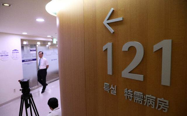 서울 종로구 서울대학교병원 본관 12층 ‘121병동’으로 불리는 특실 병동의 입구. 사진은 2018년 7월 뇌물 등 혐의로 수감 중 건강 악화로 이곳에 입원한 이명박 전 대통령을 취재하려는 기자들이 병동 입구에 카메라 받침대를 놓은 채 기다리는 모습. 뉴시스