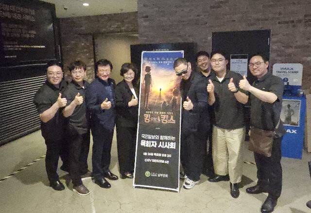 지난달 26일 대전 시사회에서 배우 양동근(오른쪽 네 번째)이 참석자들과 인증샷을 남기는 모습. 신석현 포토그래퍼