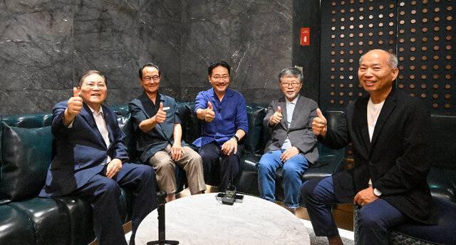 장성호(가운데) 감독이 지난달 23일 서울 강남구 코엑스에서 시사회 후 소강석 박종화 송태근 김병삼(왼쪽부터) 목사와 ‘무비 토크’를 한 뒤 웃고 있다. 신석현 포토그래퍼