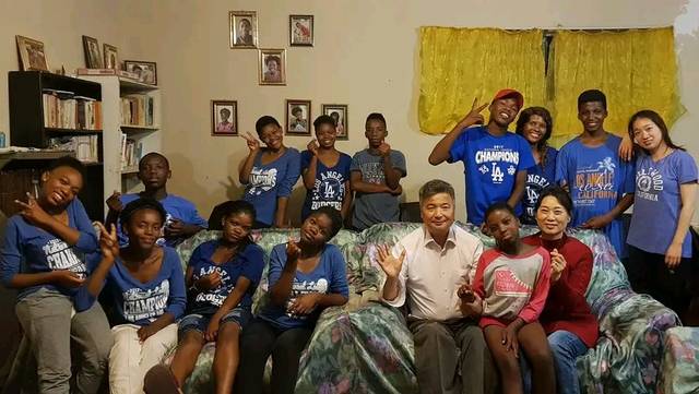 노 선교사 부부와 자녀들이 남아공 픽스버그의 엔젤스 홈에서 모여 있는 모습. 노 선교사 제공