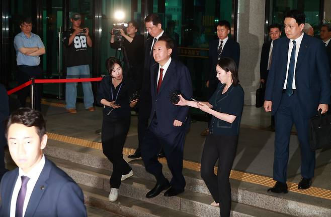 피의자 신분으로 내란 특검 조사를 받은 윤석열 전 대통령이 지난달 29일 서울 서초구 서울고검 청사를 나서고 있다. 연합뉴스