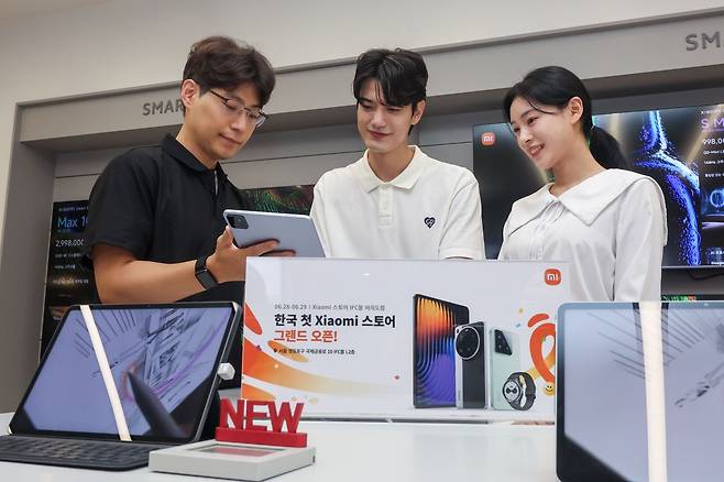 지난달 25일 서울 여의도 샤오미 스토어 서울 IFC몰 여의도점에서 열린 샤오미 국내 첫 공식 오프라인 매장 오픈 기념행사에서 모델들이 제품을 살펴보고 있다. 연합뉴스.