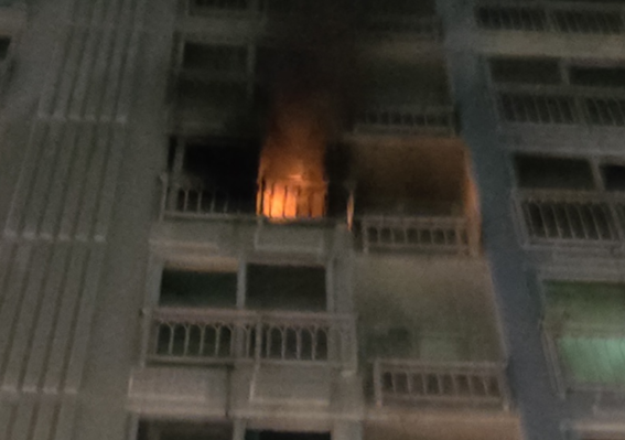 2일 오후 불이 난 부산 기장군 기장읍의 한 아파트 6층 화재 현장. 이 불로 어린이 2명이 의식 없이 구조돼 병원으로 이송됐으나 숨졌다. /사진=부산소방재난본부 제공