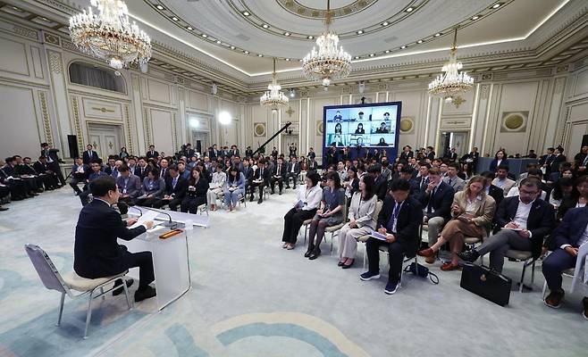 이재명 대통령이 3일 청와대 영빈관에서 '대통령의 30일, 언론이 묻고 국민에게 답하다' 기자회견을 하고 있다. 대통령실통신사진기자단, 연합뉴스