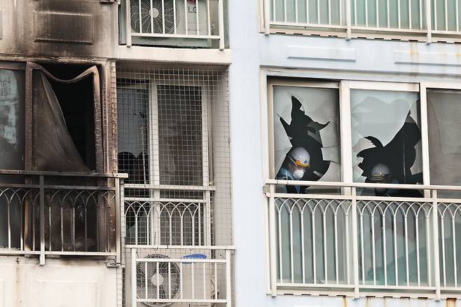 어린 자매 숨진 부산 아파트 화재 현장 합동 감식. 어린이 2명이 숨진 부산 기장군의 한 아파트 6층 화재 현장에서 3일 오전 경찰, 소방, 국립과학수사연구원 등이 합동 감식을 벌이고 있다. 연합