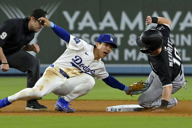 LA 다저스 김혜성이 3일(한국시간) 미국 캘리포니아주 로스앤젤레스의 다저스타디움에서 열린 시카고 화이트삭스와의 2025 미국 메이저리그(MLB) 경기에 선발 2루수로 나서 수비를 펼치고 있다. 로이터연합뉴스