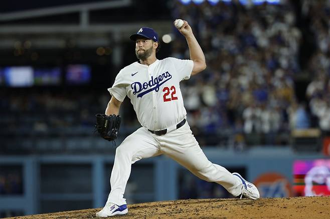 LA 다저스의 클레이튼 커쇼가 3일(한국시간) 미국 캘리포니아주 로스앤젤레스의 다저스타디움에서 열린 시카고 화이트삭스와의 2025 미국 메이저리그(MLB) 경기에 선발 등판해 역투하고 있다. AP연합뉴스
