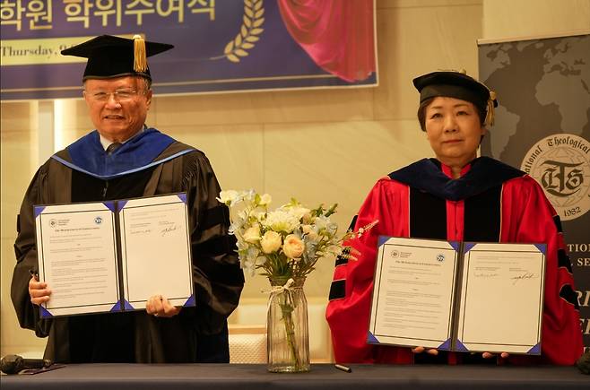 박기호  ITS 이사장과 백인자 한세대학교 총장이 3일 서울 여의도순복음교회 베들레헴성전에서 열린 2024 학위수여식에서 미국 ITS 신학대학원과 학술교류 협정을 체결했다.