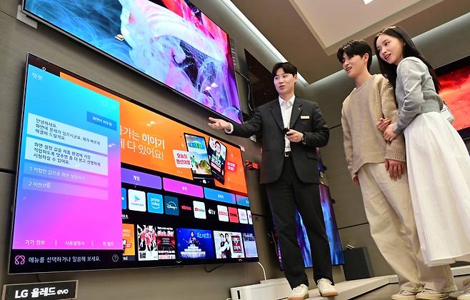 LG전자 모델들이 LG OLED TV 제품을 살펴보고 있다. LG전자 제공