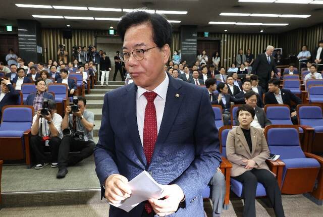 국민의힘 송언석 비상대책위원장 겸 원내대표가 3일 국회에서 열린 의원총회에서 발언을 하기 위해 단상으로 이동하고 있다. 연합뉴스