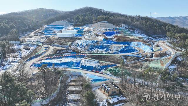 용인특례시 수지구 고기동 노인복지주택 공사현장 내부에 토사 및 토석이 사면을 따라 쌓여 있다. 경기일보DB