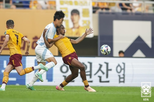 경합하는 광주 가브리엘과 울산 서명관. 사진[연합뉴스]