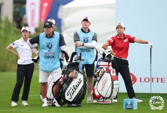 KLPGA 투어 롯데오픈 1라운드에서 동반 플레이를 한 황유민(왼쪽)과 김효주. /KLPGA