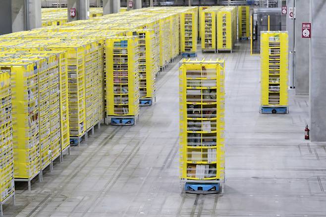 아마존 물류시설에서 운영 중인 로봇. [사진 = AP 연합뉴스]