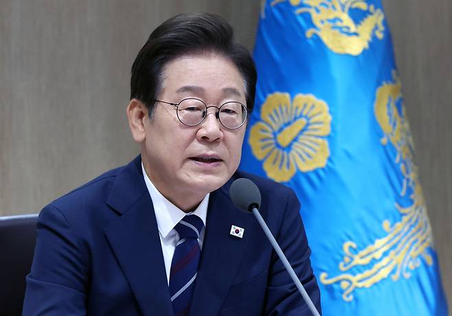 이재명 대통령이 1일 서울 용산 대통령실 청사에서 열린 국무회의에서 의사봉을 두드리며 개회 선언을 하고 있다. [김호영 기자]