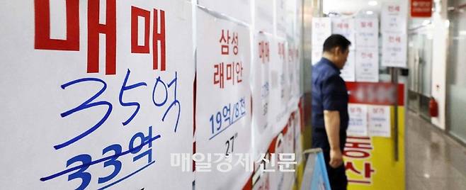 지난달 27일 서울 송파구의 한 공인중개사무소 앞에 아파트 거래 금액이 붙어 있다. [김호영 기자]