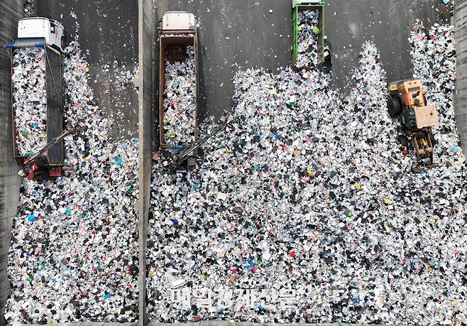 4일 경기 수원시 수원시자원순환센터에서 관계자들이 명절 기간 각 가정에서 배출된 폐기물과 재활용품을 처리하고 있다. 2023.10.04. [이승환기자]