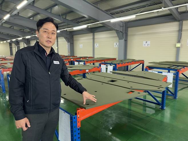 이재호 웰크론 방산본부장이 부가장갑용 방탄판에 대해 설명하고 있다. /김해=서정원 기자