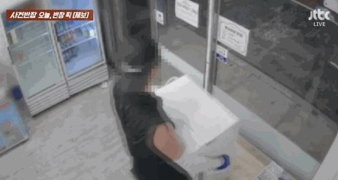 피해자 가게에서 키오스크를 들고 밖으로 나가는 절도범 모습  [사진 = JTBC 사건반장 갈무리]