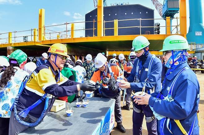 더위를 식히기 위해 팥빙수를 먹고 있는 HD현대중공업 현장 근로자 <자료=HD현대중공업>