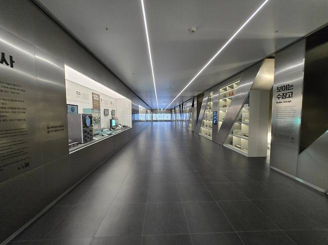 영화 킹스맨이나 아이언맨에서나 볼법한 보이는 수장고의 은빛 물결. 직접 마주하면 어딘가 압도감이 든다./사진=이찬종 기자