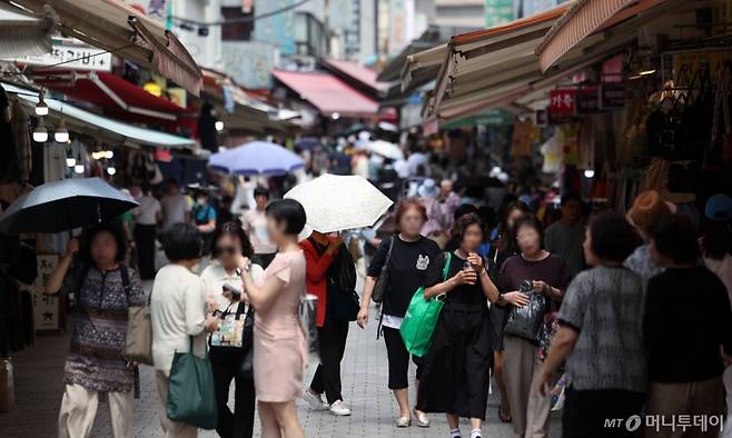 19일 서울 시내 상점가에서 시민들이 오가고 있다. /사진제공=뉴시스