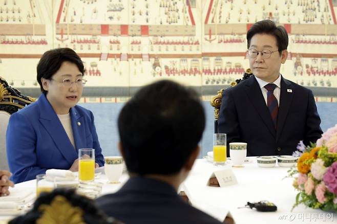 [서울=뉴시스] 최동준 기자 = 이재명 대통령이 3일 서울 한남동 관저에서 열린 국회 비교섭단체 지도부와 오찬회동에서 조국혁신당 김선민 당대표 권한대행 발언을 듣고 있다. 2025.07.03. photocdj@newsis.com /사진=