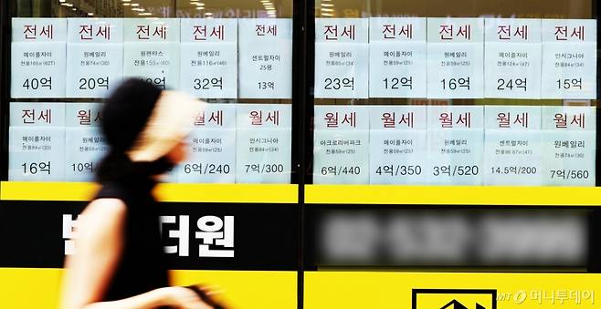 (서울=뉴스1) 황기선 기자 = 1일 서울 시내의 한 공인중개사무소에 전·월세 안내문이 붙여져 있다.   이날 한국부동산원에 따르면 6월 23일 기준 서울 아파트 매매가격은 전주 대비 0.43% 상승했다. 이는 2018년 9월 둘째 주(0.45%) 이후 6년 9개월 만에 가장 높은 주간 상승률로 집값 급등기였던 2020년보다도 큰 오름폭이다. 2025.7.1/뉴스1  Copyright (C) 뉴스1. All rights reserved. 무단 전재 및 재배포,  AI학습 이용 금지. /사진=(서울=뉴스1) 황기선 기자
