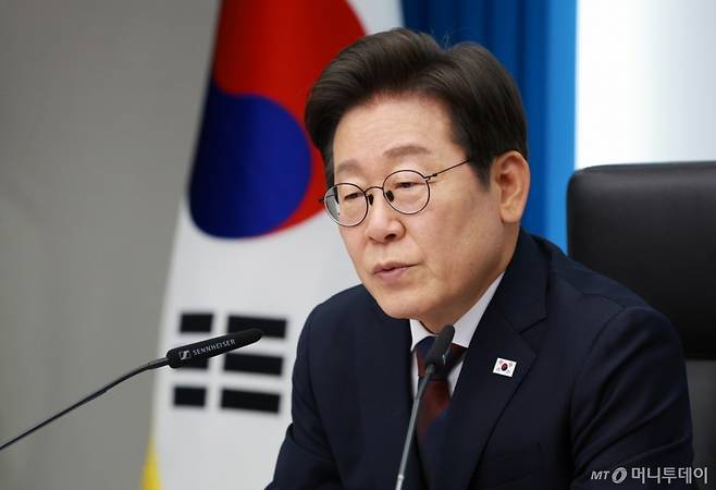 [서울=뉴시스] 고범준 기자 = 이재명 대통령이 3일 서울 용산 대통령실 청사에서 열린 제2차 수석보좌관회의에서 발언하고 있다. 2025.07.03. bjko@newsis.com /사진=고범준