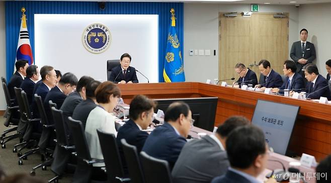 [서울=뉴시스] 고범준 기자 = 이재명 대통령이 3일 서울 용산 대통령실 청사에서 열린 제2차 수석보좌관회의에서 발언하고 있다. 2025.07.03. bjko@newsis.com /사진=고범준