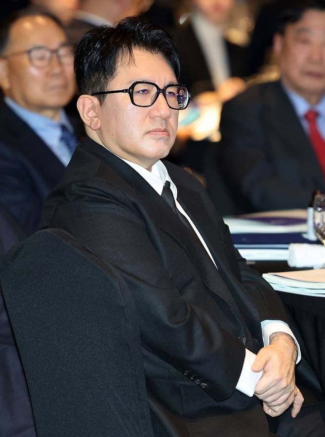 방시혁 하이브 이사회 의장이 지난 2월20일 서울 여의도 FKI타워에서 열린 한경협 제64회 정기총회·새 CI 공개 행사에 참석해 류진 회장의 인사말을 경청하고 있다. /사진=뉴스1 /사진=(서울=뉴스1) 박세연 기자