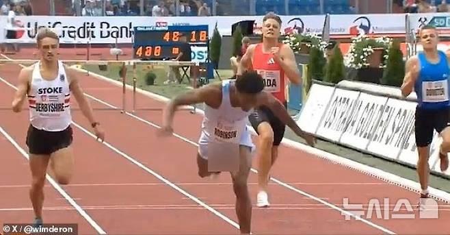 미국 육상 선수 크리스 로빈스이 경기 중 노출 사고 후 속옷 모델 제안을 받았다./사진=뉴시스(데일리 메일)