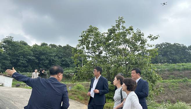 경기도 지적재조사위원회 위원들이 화성시 수촌1지구 지적재조사 사업 현장을 살펴보고 있는 모습. /사진제공=경기도