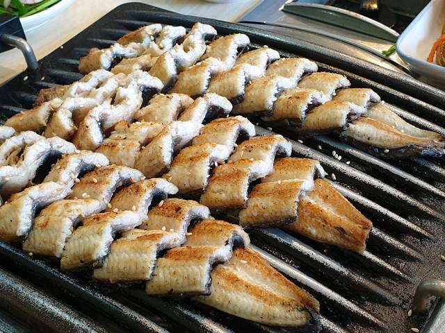 불판 위에서 잘 구워진 장어구이. 여름철 더위를 이기게 하는 여름철 대표적인 보양 음식이다.