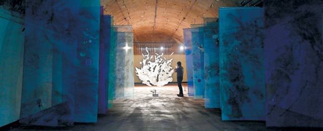 ‘당산 생각의 벙커’의 여러 격실 중 하나에서 진행하고 있는 전시 작품. 황정경 작가의 ‘소리_솔트 웨이브’란 작품이다. 가운데 하얀 형상은 소금으로 만든 공작이다. 공작은 불교에서  독사를 잡아먹는 뱀의 천적. 공포와 재앙, 재난을 물리치고 천재지변을 진압하는 상징으로 공작을 표현했다.