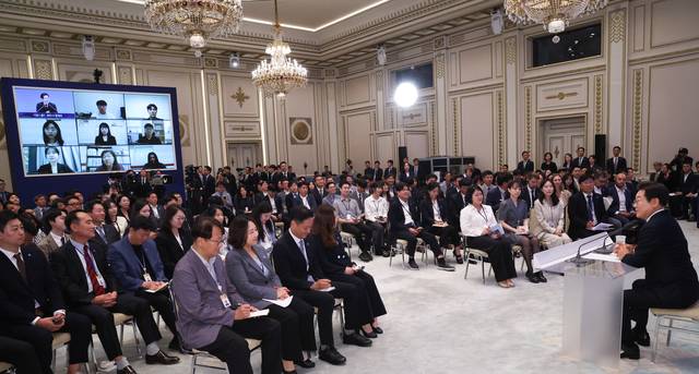 질문 기다리는 李  : 이재명 대통령이 3일 오전 청와대 영빈관에서 기자 110여 명이 참석한 가운데 ‘대통령의 30일, 언론이 묻고 국민에게 답하다’ 기자회견을 하고 있다. 연합뉴스