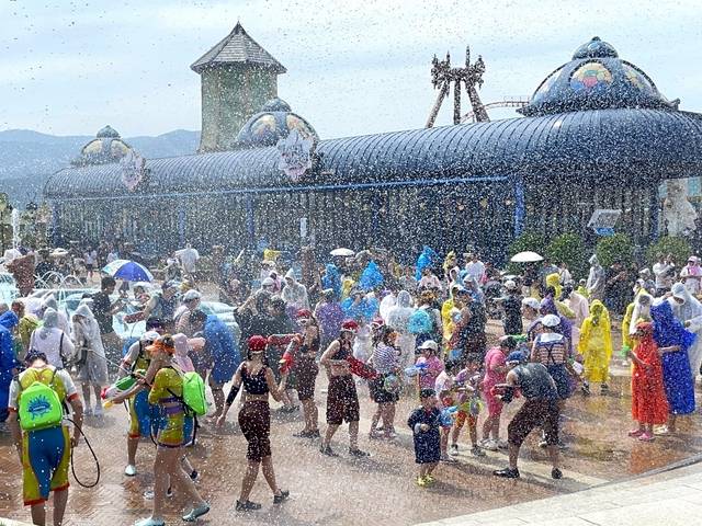 지난달 26일 롯데월드 어드벤처 부산에서는 여름 시즌을 맞아 다채로운 워터 콘텐츠를 마련해 시민들에게 선보이고 있다.  롯데월드 어드벤처 부산 제공 및 뉴시스