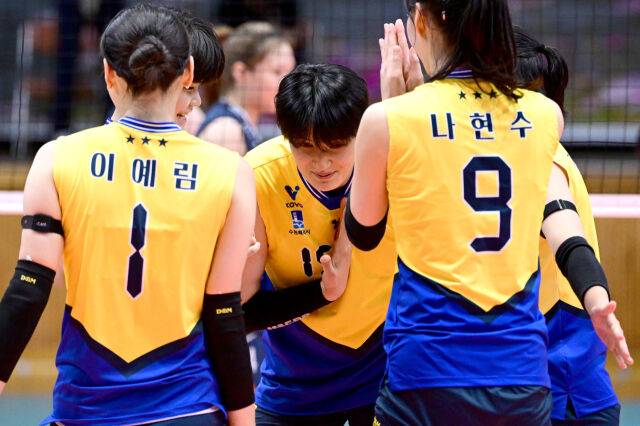 현대건설 김희진이 후배들의 축하에 감사 인사를 하고 있다 / 한국배구연맹(KOVO)