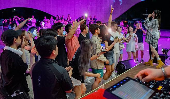 지난해 춘천 라비에벨에서 펼쳐진 ‘듄스夜, 댄스야!’ EDM 파티 모습    [라비에벨 제공]