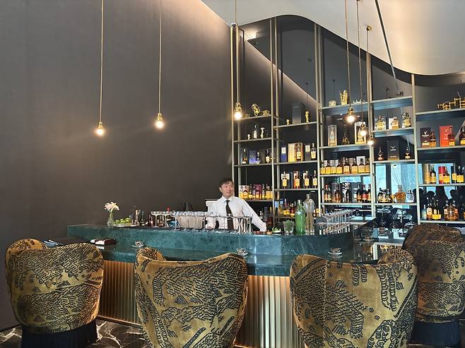 라운지 4층에 마련된 ‘디아드 바’의 모습. 직접 시그니처 칵테일 테이스팅이 진행됐다. 정주원 기자