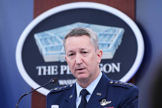 한국과 미국, 일본 합참의장이 내주 서울에서 만나 북한 핵·미사일 위협 대응과 3국 안보협력에 대해 논의한다. 군 관계자는 3일 댄 케인 미 합참의장과 요시다 요시히데 일본 통합막료장이 다음 주 한미일 합참의장 회의(Tri-CHOD) 참석차 방한한다고 밝혔다. 댄 케인 미 합참의장. [AP]