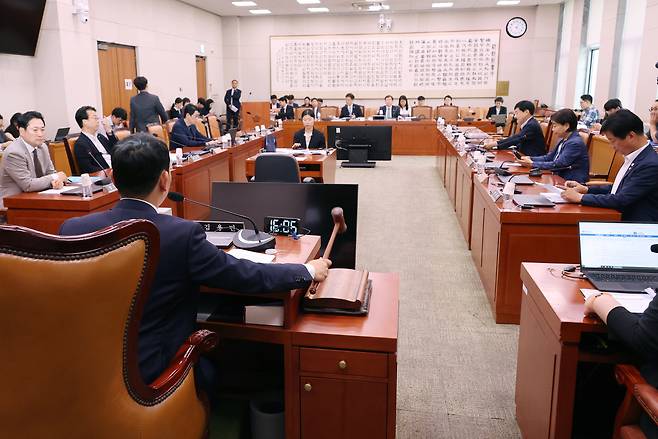 지난 2일 서울 여의도 국회 법제사법위원회에서 여야의 상법개정안 처리 합의 이후 열린 법안심사제1소위원회의에서 더불어민주당 소속 김용민 소위원장이 안건을 상정하고 있다. [연합]