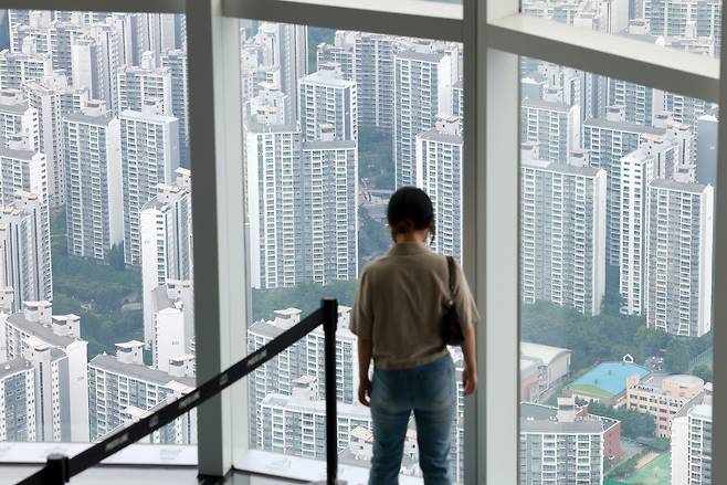 서울 송파구 롯데월드타워 전망대 서울스카이에서 바라본 서울 시내 아파트 단지 모습 [연합]
