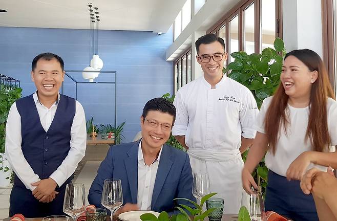 뉴월드 푸꾸옥의 한국출신 스티브 한 이사(가운데)와 베트남, 인도네시아 스태프들의 미소