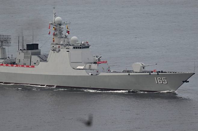중국이 자체 개발한 항공모함을 호위하는 역할을 맡은 구축함이 3일(현지시간) 홍콩 항구로 입항하고 있다. [AFP]
