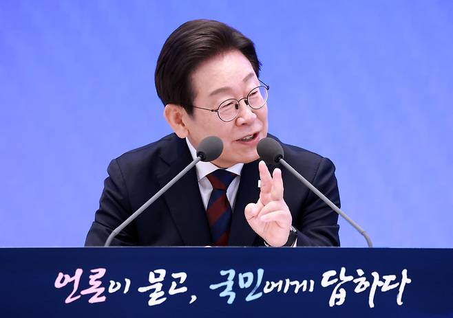 이재명 대통령이 3일 청와대 영빈관에서 열린 ‘대통령의 30일, 언론이 묻고 국민에게 답하다’ 기자회견에서 취재진의 질문에 답하고 있다. [연합]