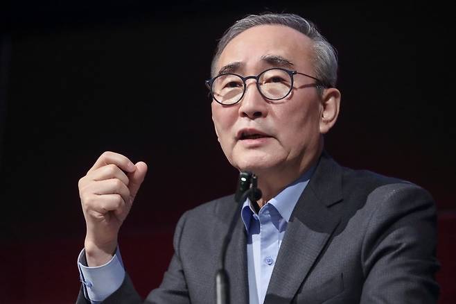 올해 3월 4일(현지 시간) 스페인 바르셀로나 모처에서 열린 간담회에서 김영섭 KT 대표가 발언하고 있다. [KT 제공]