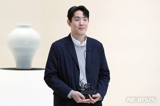 [서울=뉴시스] 박진희 기자 =  리움미술관 '조선의 백자, 군자지향(君子志向)' 전시를 담당한 이준광 책임연구원. 2023.03.18. pak7130@newsis.com