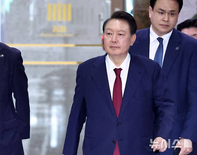 [서울=뉴시스] 이영환 기자 = 내란 특검팀(특별검사 조은석)의 2차 대면조사를 이틀 앞둔 3일 윤석열 전 대통령의 내란 혐의 형사 재판이 열린다. 사진은 내란특검 1차 대면조사를 마친 윤석열 전 대통령이 지난달 29일 오전 서울 서초구 서울고검에 마련된 내란특검 사무실에서 나와 귀가하는 모습. (공동취재) 2025.06.29. photo@newsis.com